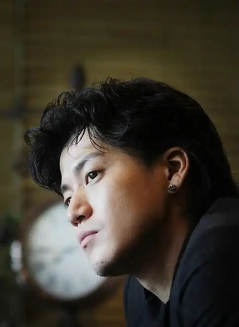 小栗旬为电影版《多啦a梦》 童心大发