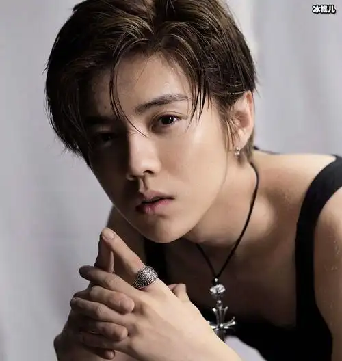 真的太好了吧,现在粉丝都吃的这么好吗,鹿晗,这是什么神仙颜值啊