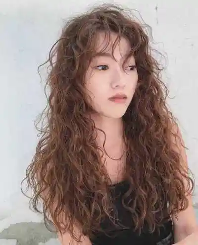 这款四六分的中长发泡面头发型有就像a款的烫发,下面的头发十分蓬松