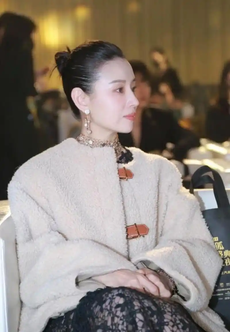 董洁的鼻子很好看,但是有些轻微的凸嘴.