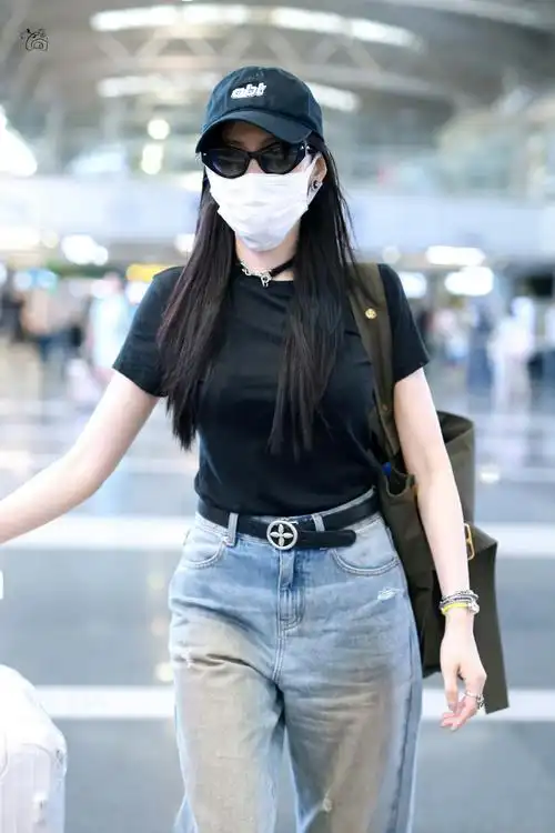 crystal张天爱今日机场私服穿搭,极简黑色t恤搭配做旧阔腿牛仔裤