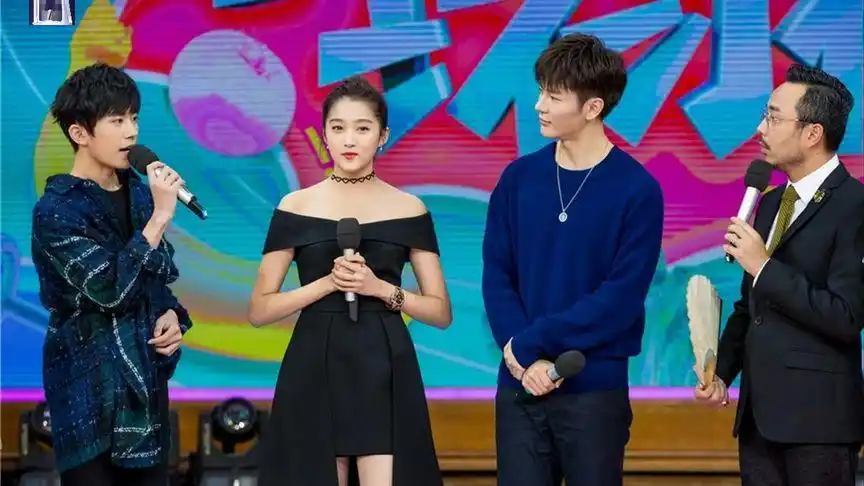 关晓彤黑裙亮相《天天》与易烊千玺同为健康发声