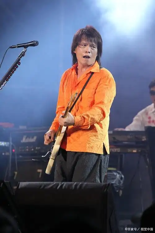 伍佰演唱会不拿麦克风,工作室:下次准备连伍佰都不带了!