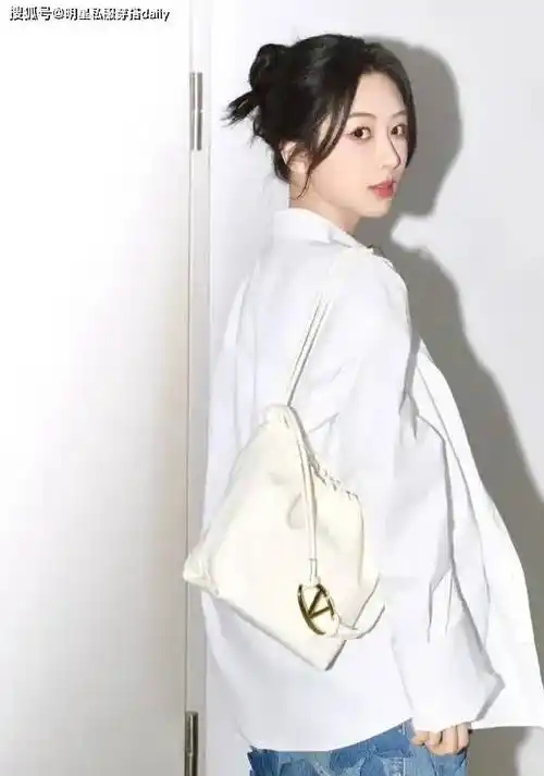 原创早春白色衬衫看刘亦菲贾玲等3种搭配杨紫搭10w牛仔裤很惊艳