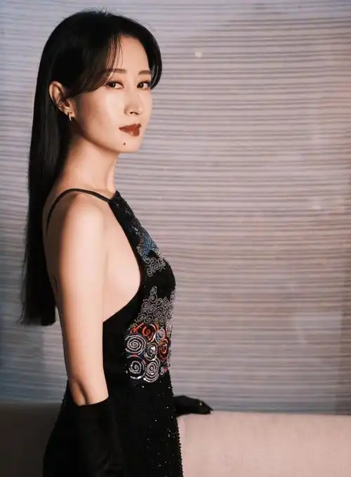 刘敏涛2022微博视界大会造型写真 造型优雅气场满满__财经头条