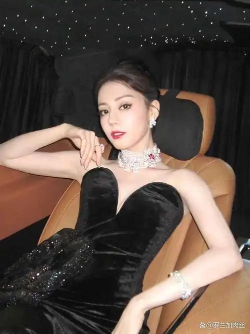 迪丽热巴身穿黑玫瑰抹胸裙气质优雅