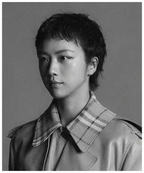 44岁汤唯新造型引发热议,网友直言太土像邓超3月12日,一组汤唯的vogue