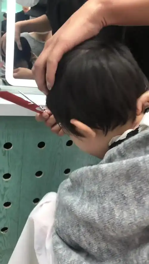 剪发的威廉崩溃痛哭