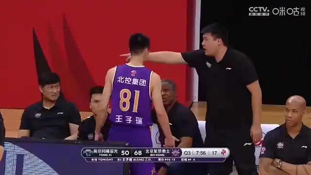 太过了!王子瑞假摔被吹,助教将他骂成"孙子",怒目而视险动手