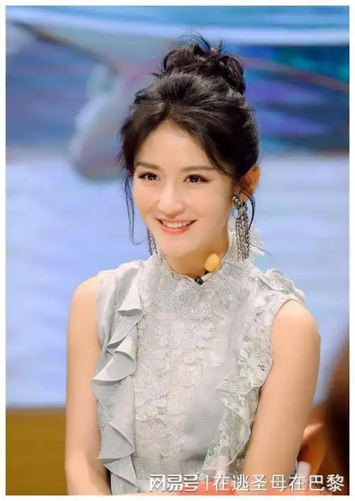 据传,谢娜被张杰的前女友段曦打了两巴掌,而她为了不影响张杰的比赛