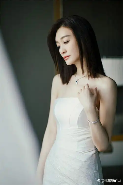 李小冉出席搜狐时尚盛典活动,46岁的李小冉一袭白色碎钻抹胸长裙造型