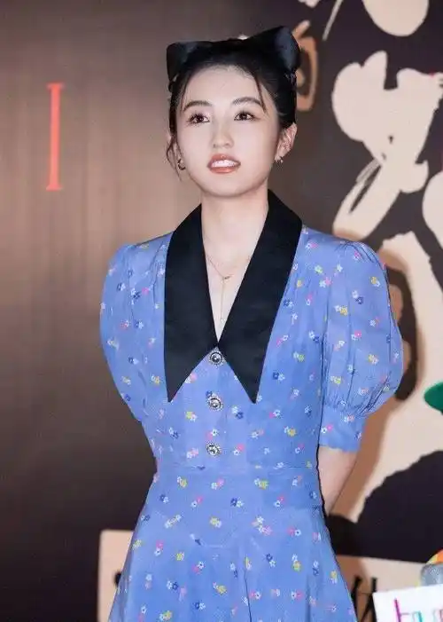 "甜美面孔 性感身材",张子枫当之无愧,穿甜美碎花裙也撩人