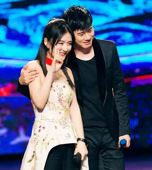 反观刘烨,被谢娜抛弃后他陷入了巨大的悲痛中