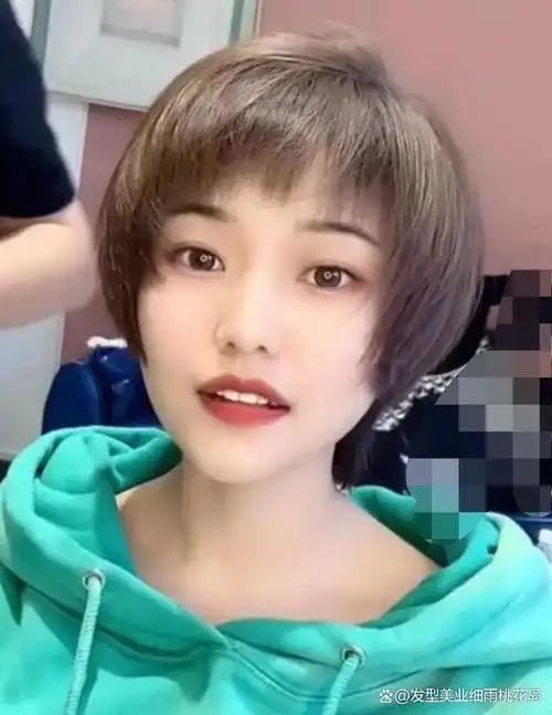 其实锯齿头是一款可以变得很时尚的发型,适合小鹅蛋脸小圆脸的女生