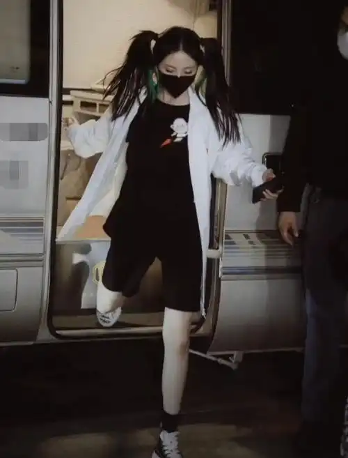 杨超越下车参加活动,脚上的鞋子成亮点,这是对时尚的最大尊重|双马尾