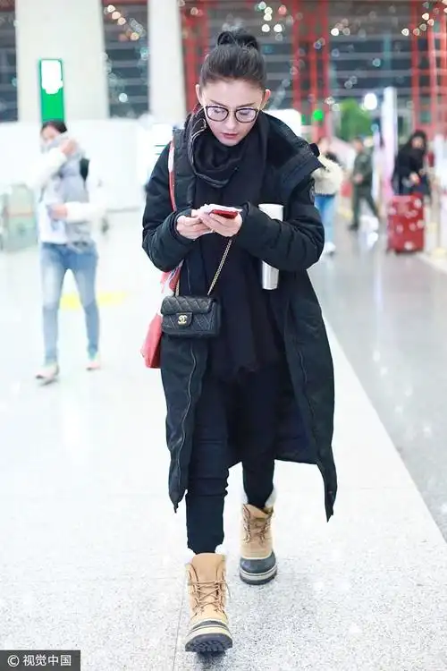 2017年11月13日,北京,热依扎现身机场.  图片来源:alo/视觉中国