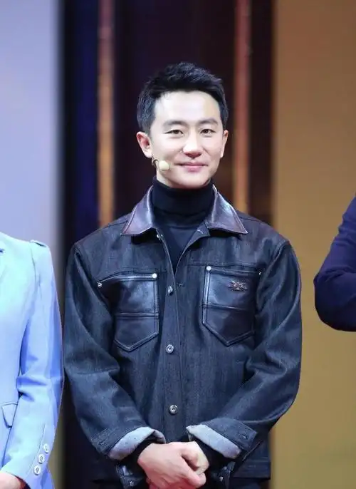 黄轩亮相《大戏看北京》,宣传热播的《山海情》,寸头牛仔很精神