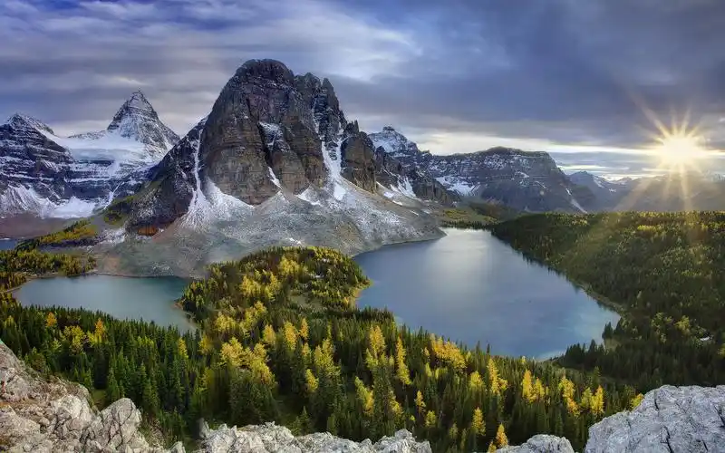 雄伟奇绝的山峰唯美高清壁纸