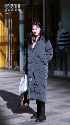 三里屯街拍:冬季美女们为什么都喜欢穿黑色系的衣服?