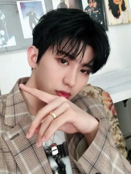 创造101邵夏与蔡徐坤,邵夏承认前男友是蔡徐坤 - 网络编辑之家