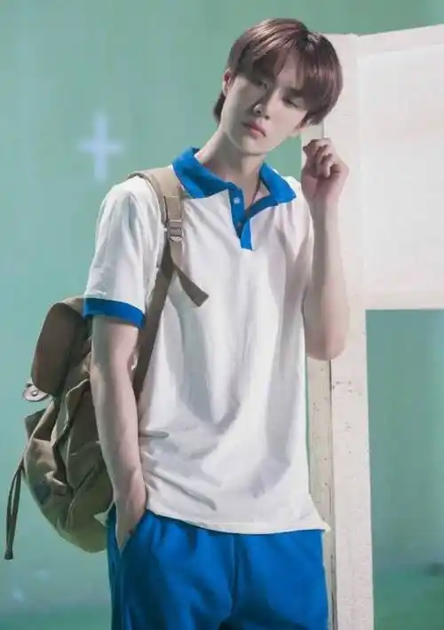 王一博穿校服的照片被疯传,本来是酷酷的校草,转眼却变小呆萌!