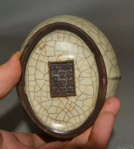 宋崇宁五年汴京官窑王家窑造开片铁线双耳贯瓶