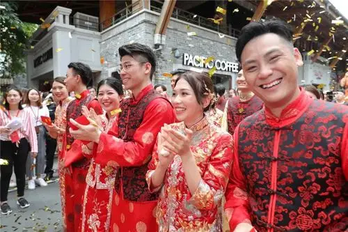 办一场传统中式婚礼是什么体验昨天十对新人在佛山嫁娶屋拜堂成亲