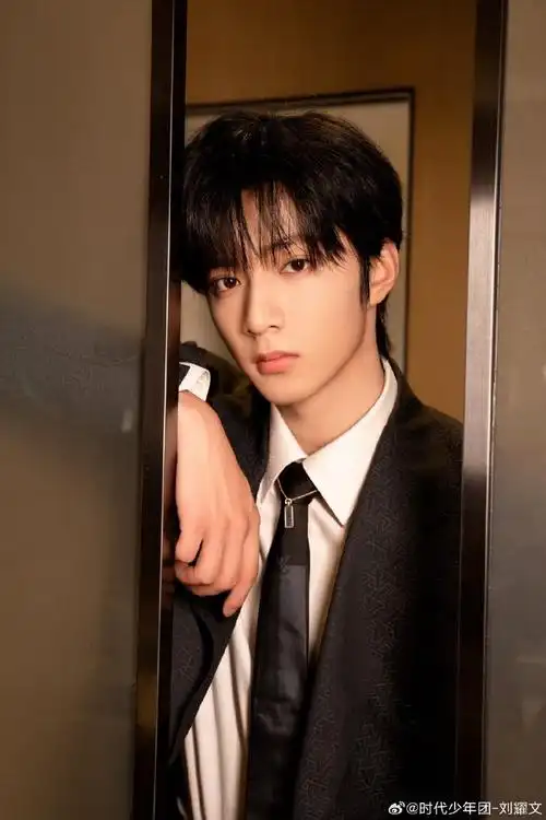 刘耀文楼间楼演唱会##青年演员刘耀文