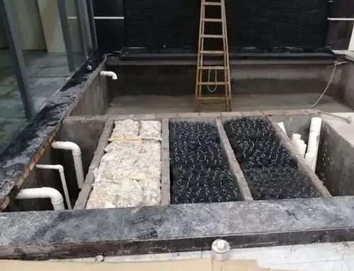 鱼池过滤系统水流的设计原理:在锦鲤鱼池的旁边隔出鱼池过滤池,第一个