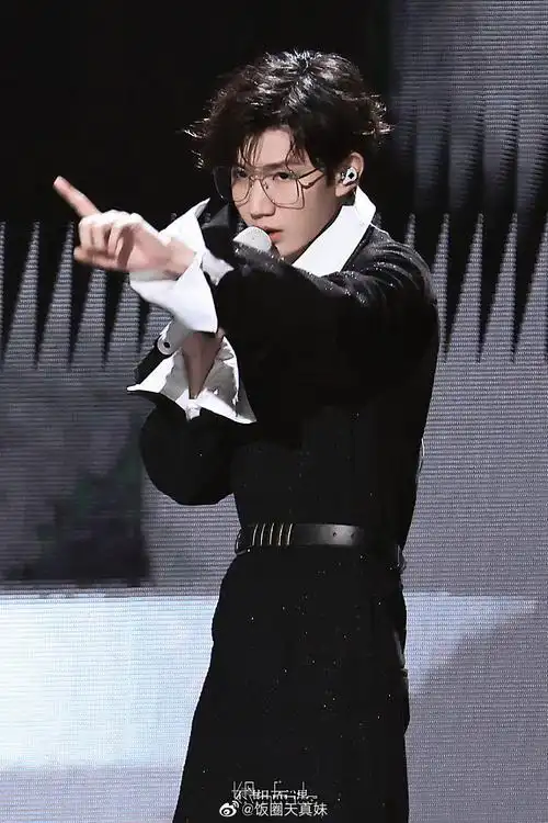 王源黑西装白衬衫金丝眼镜太禁欲了吧!__财经头条