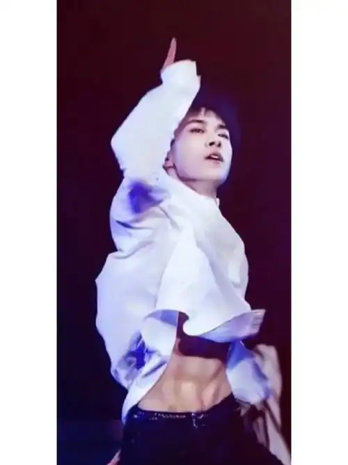 (撩起衣服,露出玉米般的43块腹肌)#代高政#张艺兴#易烊千玺#米卡#吴