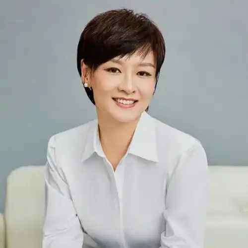 央视主持人李小萌罕见失态,崩溃痛哭声音哽咽,戴钻石项链变化大_腾讯