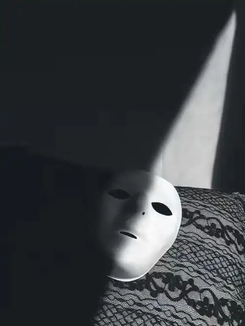 也许美丽的面具后 藏着一颗虚伪的心 面具背后究竟是 友善亦或是虚假