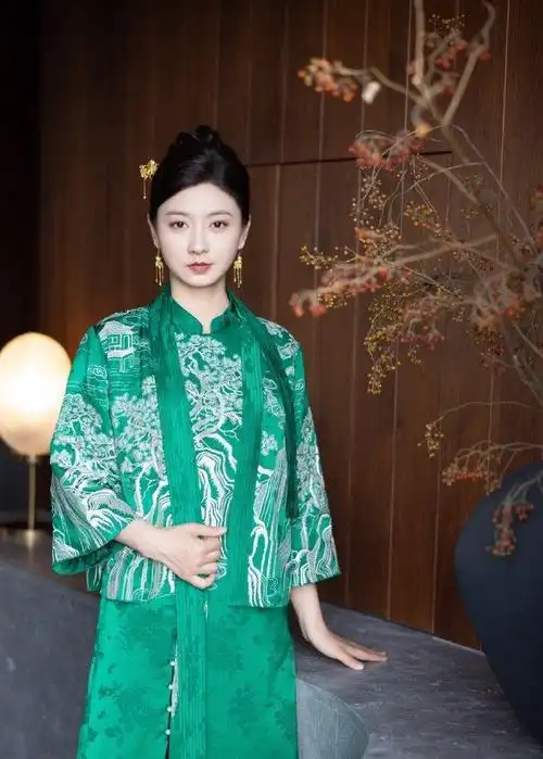 早在2006年就出道演艺圈,而真正让斓曦开始成名就是因为搭档孙俪出演