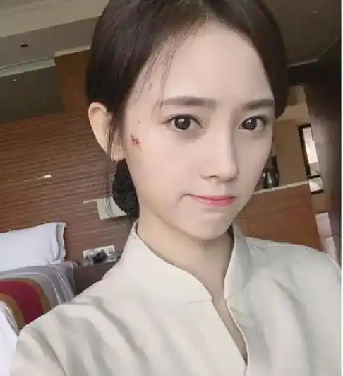 鞠婧祎深夜晒视频"卸妆照",0点准时删除,这素颜让人意外!