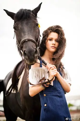 新西兰籍的中国混血女演员,augusta xu-holland,中文名叫徐嘉雯