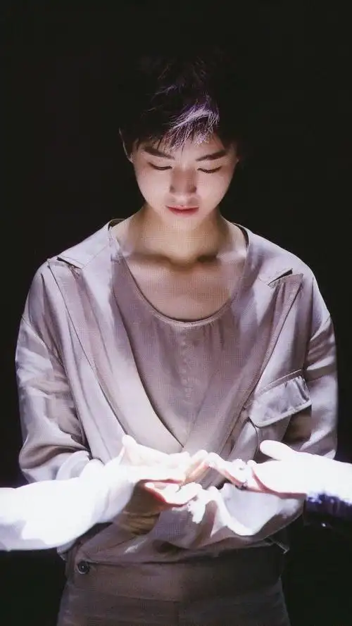 王俊凯性感锁骨图照合集,让人欲罢不能的迷人凯boss