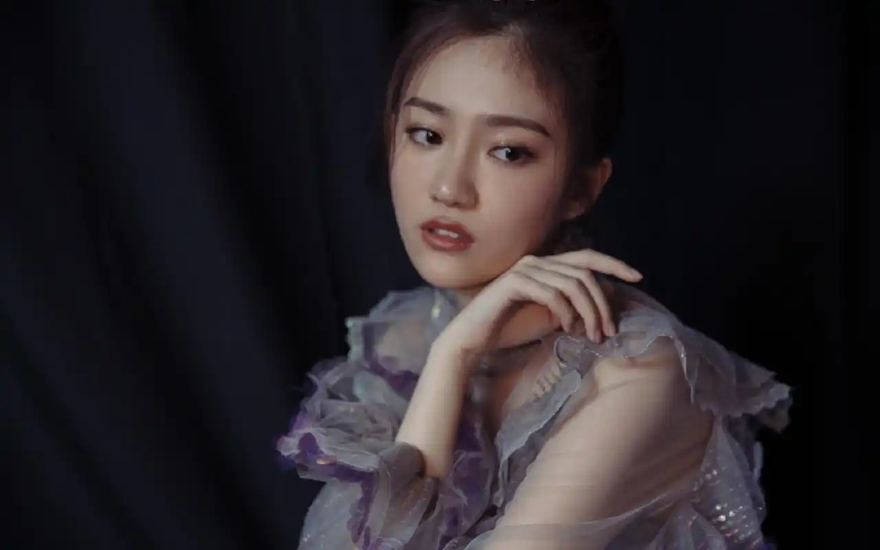 汤梦佳清新甜美写真图片桌面壁纸