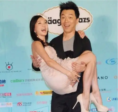 黄渤当众抱起林志玲,看看林志玲的手?网友羡慕咬手指!