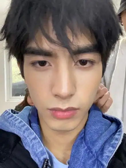 宋威龙晒怼脸自拍照头发凌乱表情呆滞