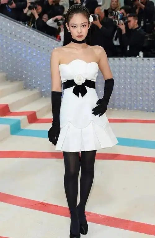 主要的争议点是在腿上,到底是不是五五分,大家觉得jennie的身材比例