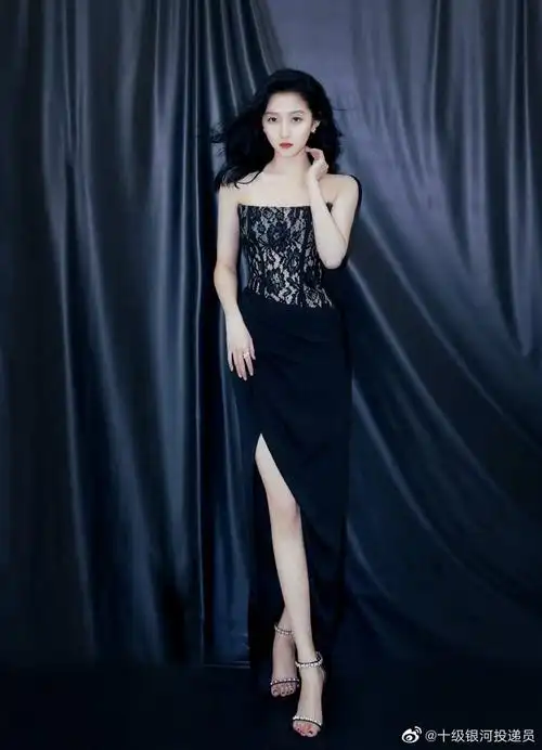 关晓彤开衩红裙