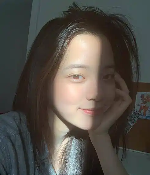 欧阳娜娜不洗头自拍,皮肤透明吹弹可破,这才叫年轻美丽资本