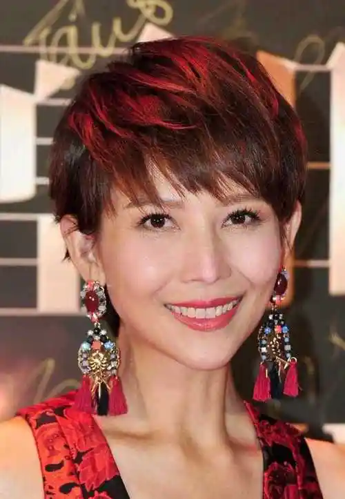 原创蔡少芬越高调越美一袭红色印花连衣裙配短发哪敢相信是3娃妈