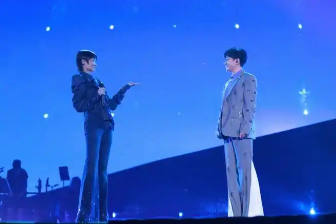 李宇春成都演唱会##李宇春吴青峰合唱小情歌