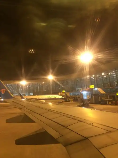 机场候机,虽然我的4个多小时,但是很快就可以见到爸爸了,坚持.