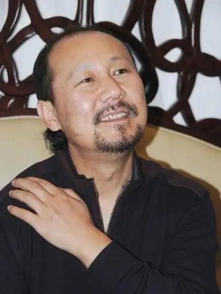 娱乐圈3位"酒蒙子":腾格尔喝酒散尽家产,李琦3斤白酒不在话下