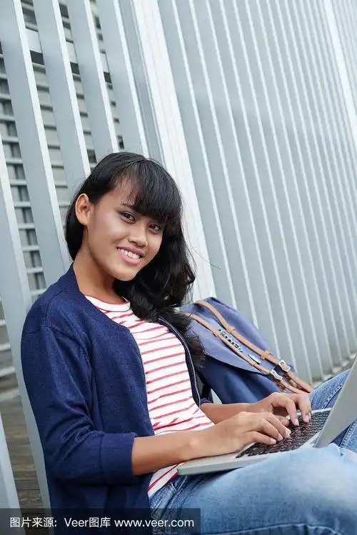 女人,使用手提电脑,垂直画幅,笔记本电脑,马来西亚人