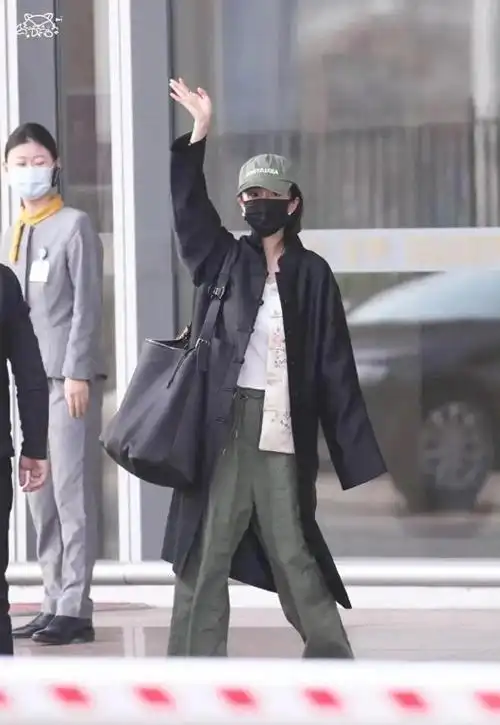 人气女星杨幂今日北京机场出发图释出啦好热情啊