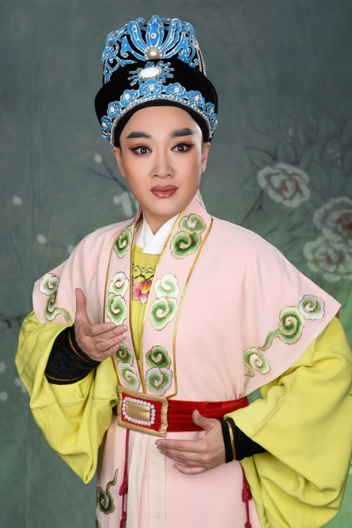 二级演员)桐花——王健 (国家一级演员)主 演演出剧团:桐庐县越剧传